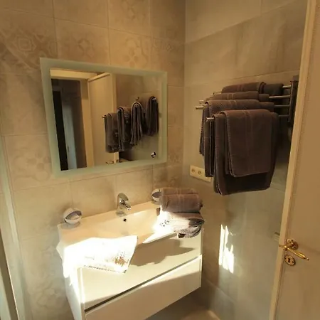 红衣酒庄公寓 * 杜柏